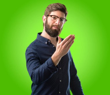 Aşk, ifade büyük sakallı genç hipster adam öpücük darbeler kameraya, yeşil arka plan üzerinde flört