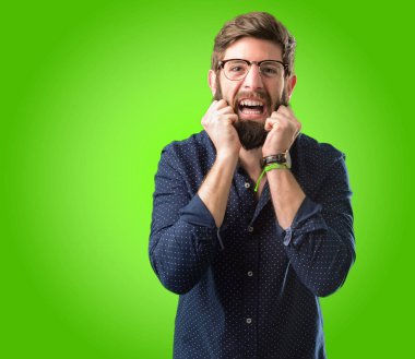 Mutlu ve ifade wow jest yeşil arka plan üzerinde tezahürat büyük sakallı genç hipster adam