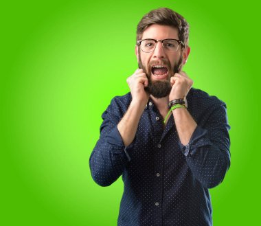 Mutlu ve ifade wow jest yeşil arka plan üzerinde tezahürat büyük sakallı genç hipster adam