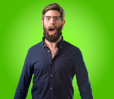 Mutlu ve ifade wow jest yeşil arka plan üzerinde tezahürat büyük sakallı genç hipster adam