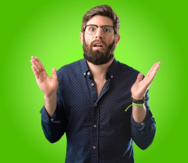 Mutlu ve ifade wow jest yeşil arka plan üzerinde tezahürat büyük sakallı genç hipster adam