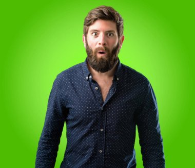 Mutlu ve ifade wow jest yeşil arka plan üzerinde tezahürat büyük sakallı genç hipster adam