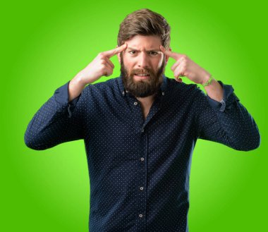 Büyük sakal şüphe ifade, adamla genç hipster şaşırtmak ve kavramı, yeşil arka plan üzerinde belirsiz gelecek merak ediyorum