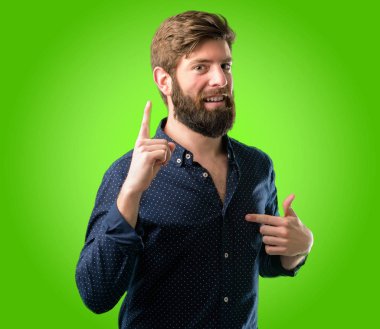 Yeşil arka plan üzerinde yukarıyı büyük sakal mutlu ve tezahürat ifade wow jest adamla genç yenilikçi