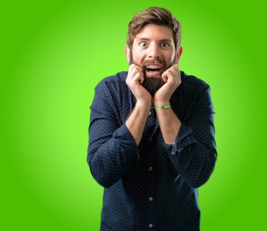 Mutlu ve ifade wow jest yeşil arka plan üzerinde tezahürat büyük sakallı genç hipster adam