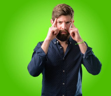 Büyük sakal şüphe ifade, adamla genç hipster şaşırtmak ve kavramı, yeşil arka plan üzerinde belirsiz gelecek merak ediyorum