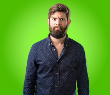 Komik surat üzerinde yeşil arka plan dalga yapma büyük sakallı genç hipster adam