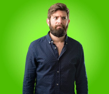 Komik surat üzerinde yeşil arka plan dalga yapma büyük sakallı genç hipster adam