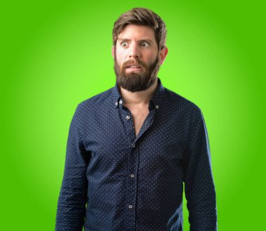 Komik surat üzerinde yeşil arka plan dalga yapma büyük sakallı genç hipster adam