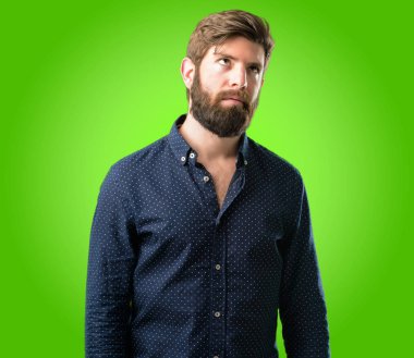 Komik surat üzerinde yeşil arka plan dalga yapma büyük sakallı genç hipster adam