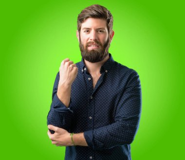 Kendinden emin ve mutlu yeşil arka plan üzerinde gülüyor büyük bir doğal gülümseme ile büyük sakallı genç hipster adam