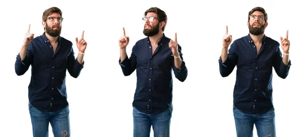 Jovem Com Barba Feliz Surpreso Animando Apontando Para Cima Isolado — Fotografia de Stock