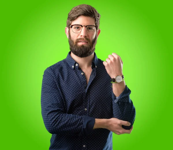 Jovem Hipster Homem Com Barba Grande Com Braços Cruzados Confiante — Fotografia de Stock