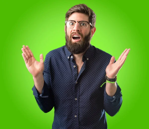 Jovem Hipster Homem Com Grande Barba Feliz Surpreso Torcendo Expressar — Fotografia de Stock