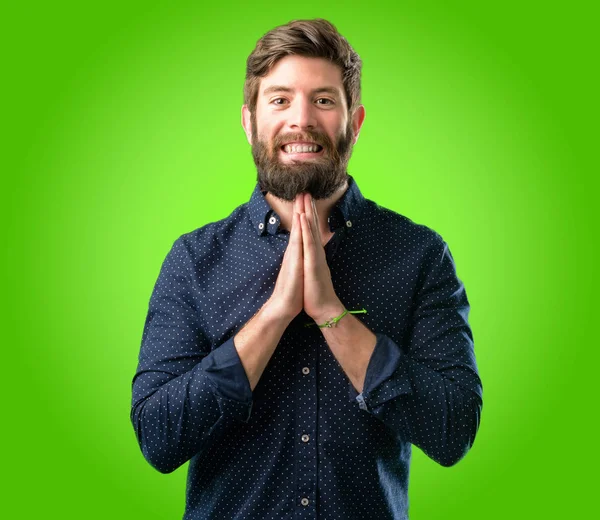 Joven Hombre Hipster Con Barba Grande Con Las Manos Juntas —  Fotos de Stock