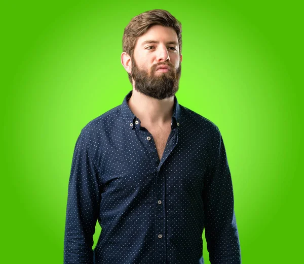 年轻的时髦男子与大胡子表达爱 吹吻在相机 调情的绿色背景 — 图库照片