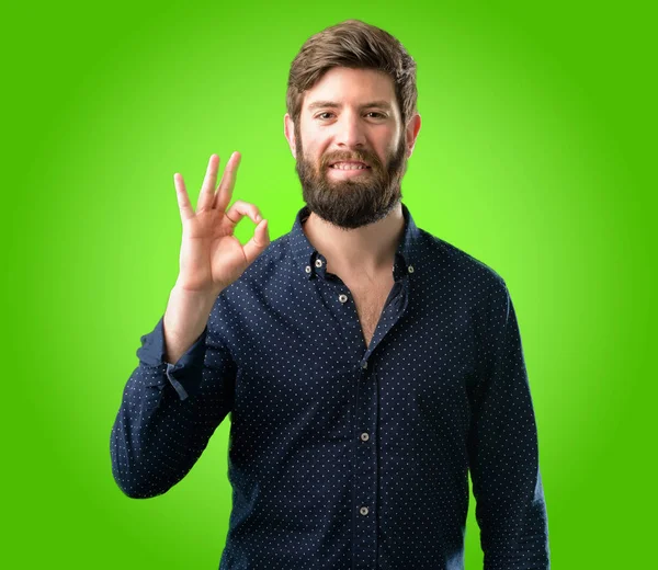 Hipster Młody Człowiek Wielką Brodą Robi Znak Ręką Zatwierdzić Gest — Zdjęcie stockowe