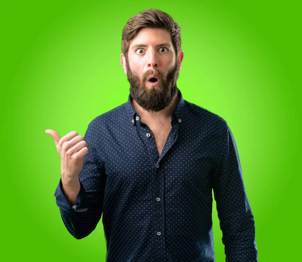 Joven Hombre Hipster Con Barba Grande Feliz Sorprendido Animando Expresando — Foto de Stock