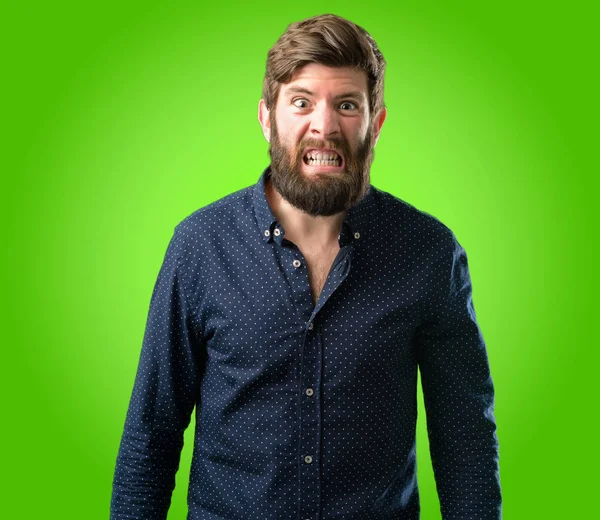 Jovem Hipster Homem Com Barba Grande Irritado Carrancas Estressantes Rosto — Fotografia de Stock