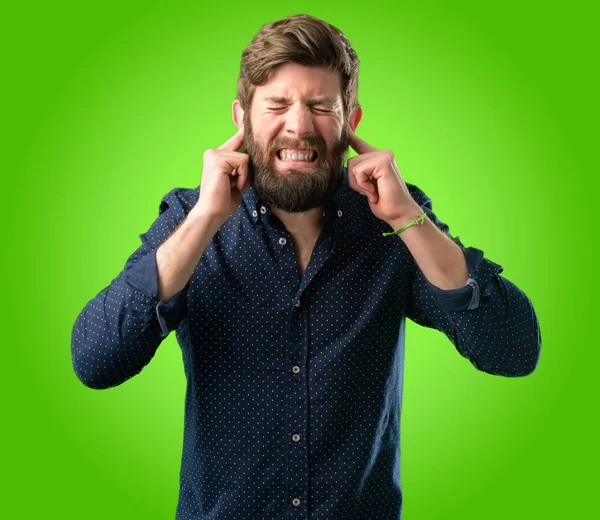 Jonge Hipster Man Met Grote Baard Die Betrekking Hebben Oren — Stockfoto