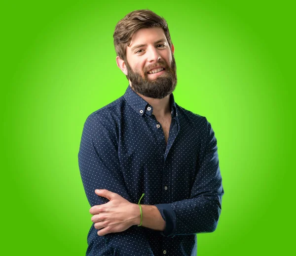年轻的时髦男子与大胡子自信和快乐的一个大的自然微笑笑 自然表达过绿色背景 — 图库照片