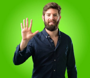 Onun parmak yükselterek büyük sakallı genç hippi biri yeşil arka plan üzerinde beş numaralı