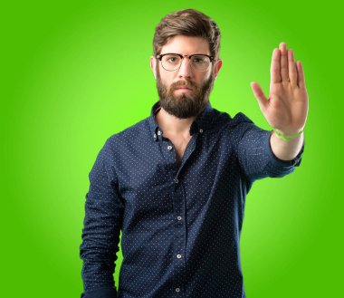 Hayır, güvenlik, savunma veya kısıtlama, belki üzerinde yeşil arka plana iterek ifade büyük sakallı genç hipster adam kötü tutum dur işareti el ile yapma ile rahatsız