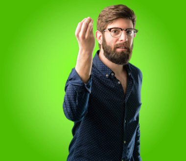 Kamera için yeşil arka plan üzerinde görünen genç hipster adam büyük sakal kızgın el tipik İtalyan hareketi ile el ile
