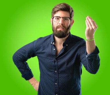 Kamera için yeşil arka plan üzerinde görünen genç hipster adam büyük sakal kızgın el tipik İtalyan hareketi ile el ile