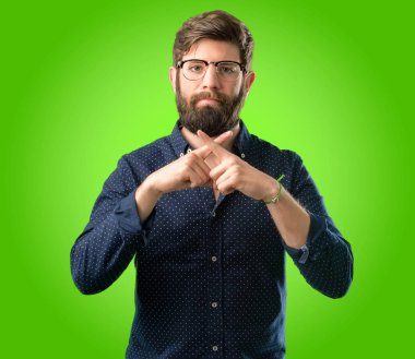 Hayır, güvenlik, savunma veya kısıtlama, belki üzerinde yeşil arka plana iterek ifade büyük sakallı genç hipster adam kötü tutum dur işareti el ile yapma ile rahatsız