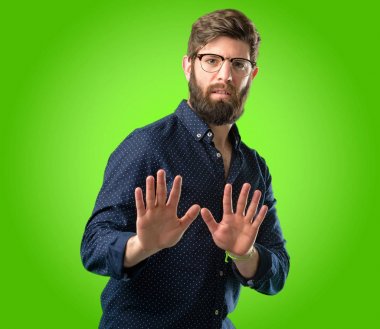 Hayır, güvenlik, savunma veya kısıtlama, belki üzerinde yeşil arka plana iterek ifade büyük sakallı genç hipster adam kötü tutum dur işareti el ile yapma ile rahatsız