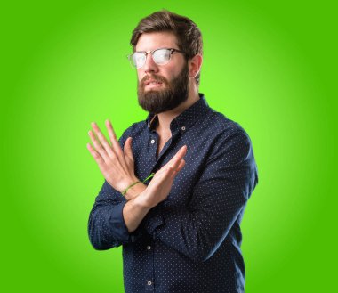 Hayır, güvenlik, savunma veya kısıtlama yeşil arka plan üzerinde ifade büyük sakallı genç hipster adam dur işareti eller, geçiş yapma kötü tutum ile rahatsız