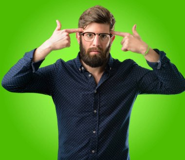 Mutsuz büyük sakallı genç hipster adam intihar jest yapmak her şeyi yorgun. Sürgünler eliyle silah yeşil arka plan üzerinde üzgün, taklit