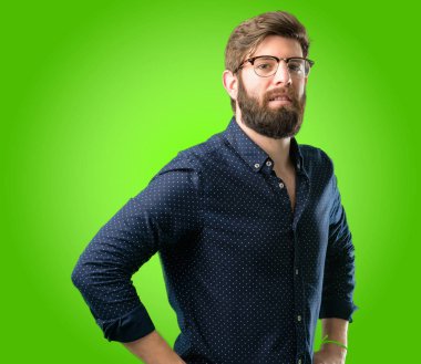 Kendinden emin ve mutlu yeşil arka plan üzerinde gülüyor büyük bir doğal gülümseme ile büyük sakallı genç hipster adam