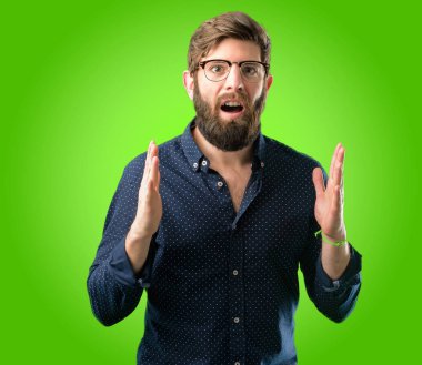Mutlu ve ifade wow jest yeşil arka plan üzerinde tezahürat büyük sakallı genç hipster adam