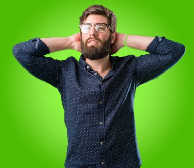 Kendinden emin ve mutlu yeşil arka plan üzerinde gülüyor büyük bir doğal gülümseme ile büyük sakallı genç hipster adam