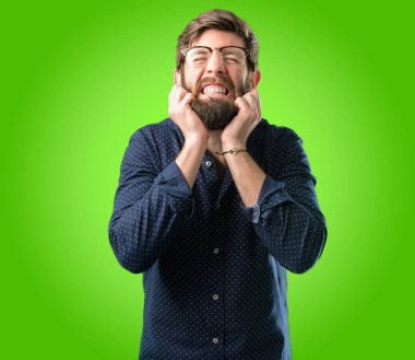 Kendinden emin ve mutlu yeşil arka plan üzerinde gülüyor büyük bir doğal gülümseme ile büyük sakallı genç hipster adam