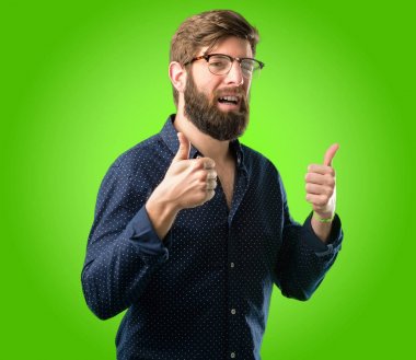 Geniş jest kamera, gibi ifade ve onay için Yaşasın yeşil arka plan üzerinde gösterilen büyük sakal gülümseyen genç hipster adam