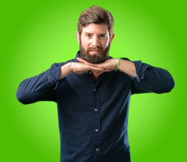 Mutlu ve ifade wow jest yeşil arka plan üzerinde tezahürat büyük sakallı genç hipster adam