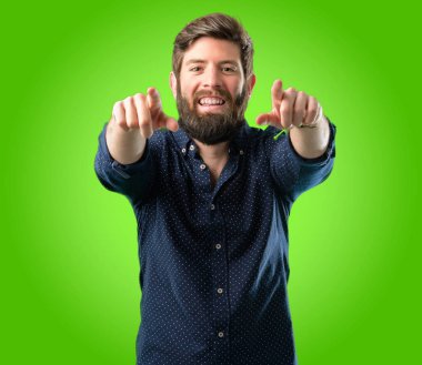 Parmak ile açık yeşil arka plan üzerinde işaret eden büyük sakallı genç hipster adam