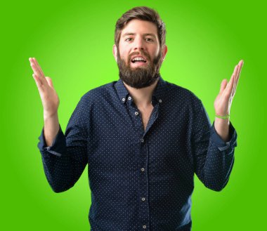 Mutlu ve ifade wow jest yeşil arka plan üzerinde tezahürat büyük sakallı genç hipster adam