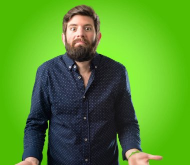 Büyük sakal şüphe ifade, adamla genç hipster şaşırtmak ve kavramı, yeşil arka plan üzerinde belirsiz gelecek merak ediyorum