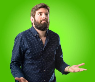 Büyük sakal şüphe ifade, adamla genç hipster şaşırtmak ve kavramı, yeşil arka plan üzerinde belirsiz gelecek merak ediyorum