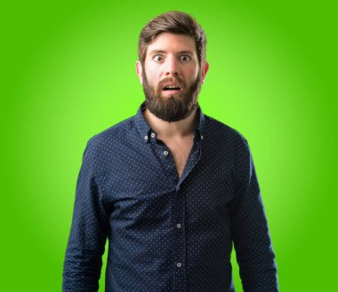 Mutlu ve ifade wow jest yeşil arka plan üzerinde tezahürat büyük sakallı genç hipster adam