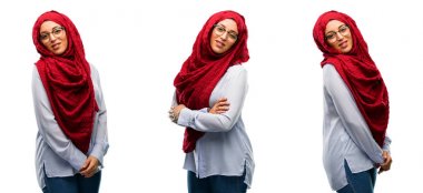 Beyaz arka plan üzerinde izole bir büyük doğal gülümseme gülmüyorum, doğal ifade ile kendinden emin ve mutlu hijab giyen Arap kadın