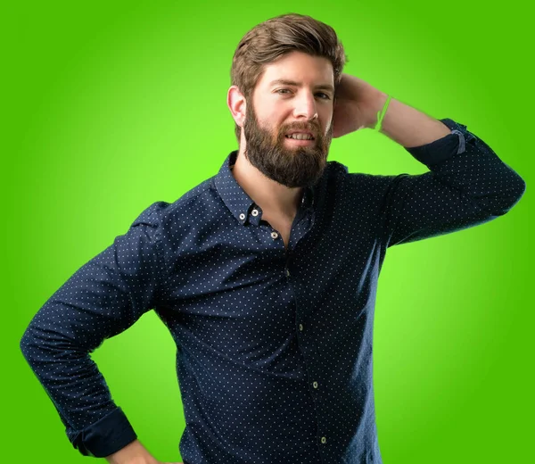 年轻的时髦男子与大胡子自信和快乐的一个大的自然微笑笑过绿色背景 — 图库照片