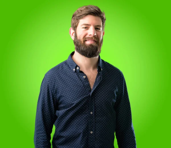 年轻的时髦男子与大胡子自信和快乐的一个大的自然微笑笑过绿色背景 — 图库照片