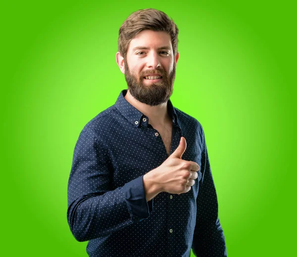 Homem Jovem Hipster Com Grande Barba Sorrindo Amplamente Mostrando Polegares — Fotografia de Stock