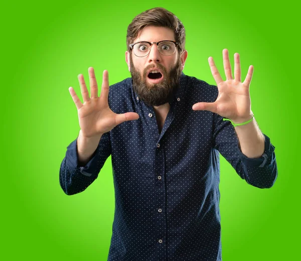 Jovem Hipster Homem Com Barba Grande Enojado Irritado Mantendo Mãos — Fotografia de Stock