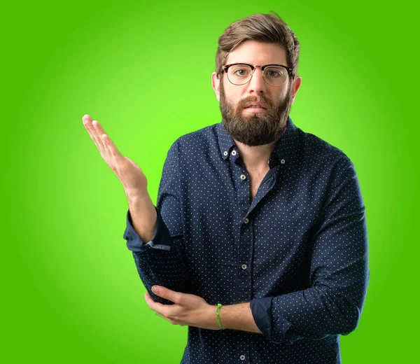 Unga Hipster Man Med Stora Skägg Irriterad Och Arg Att — Stockfoto